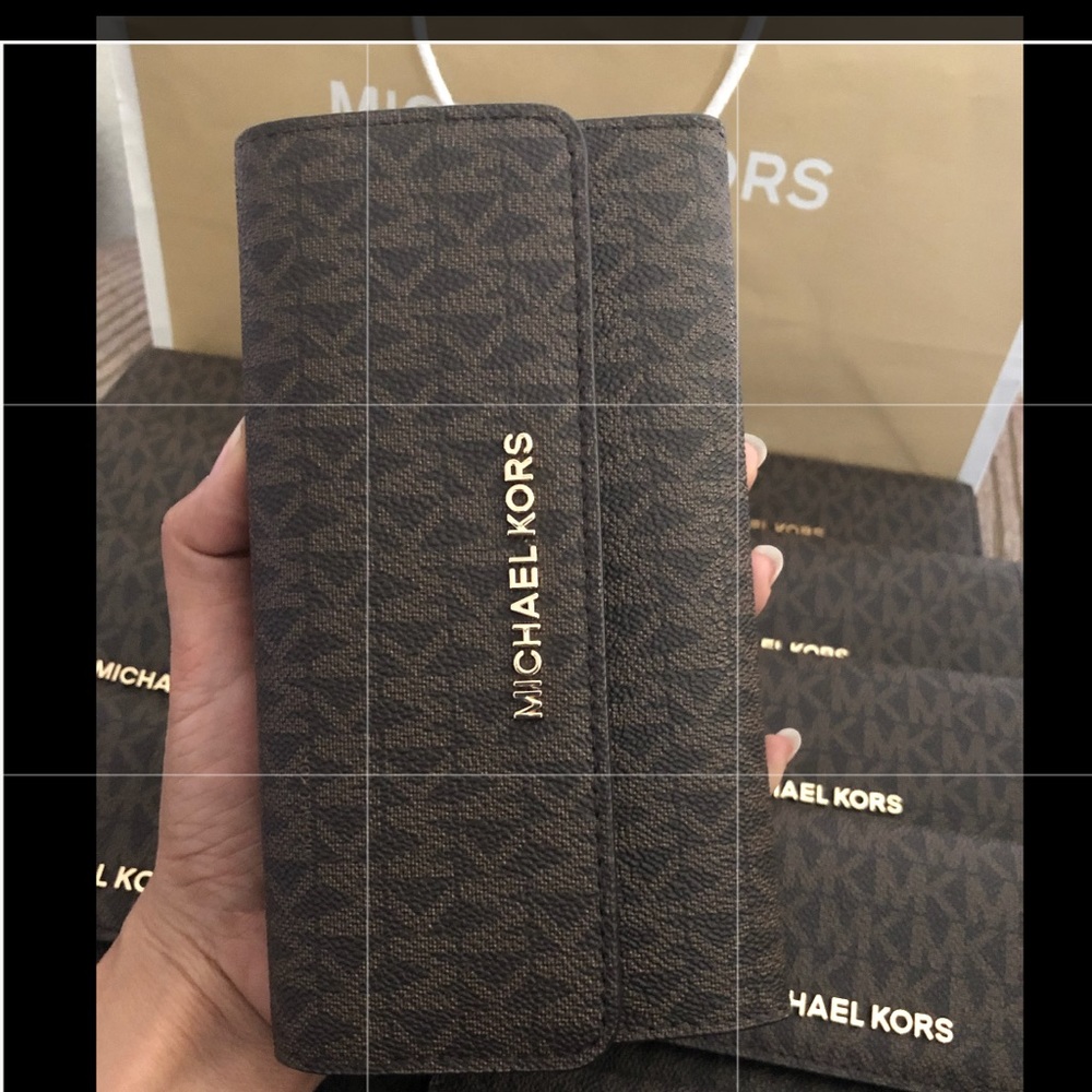 MK Wallet is NWT Authentic